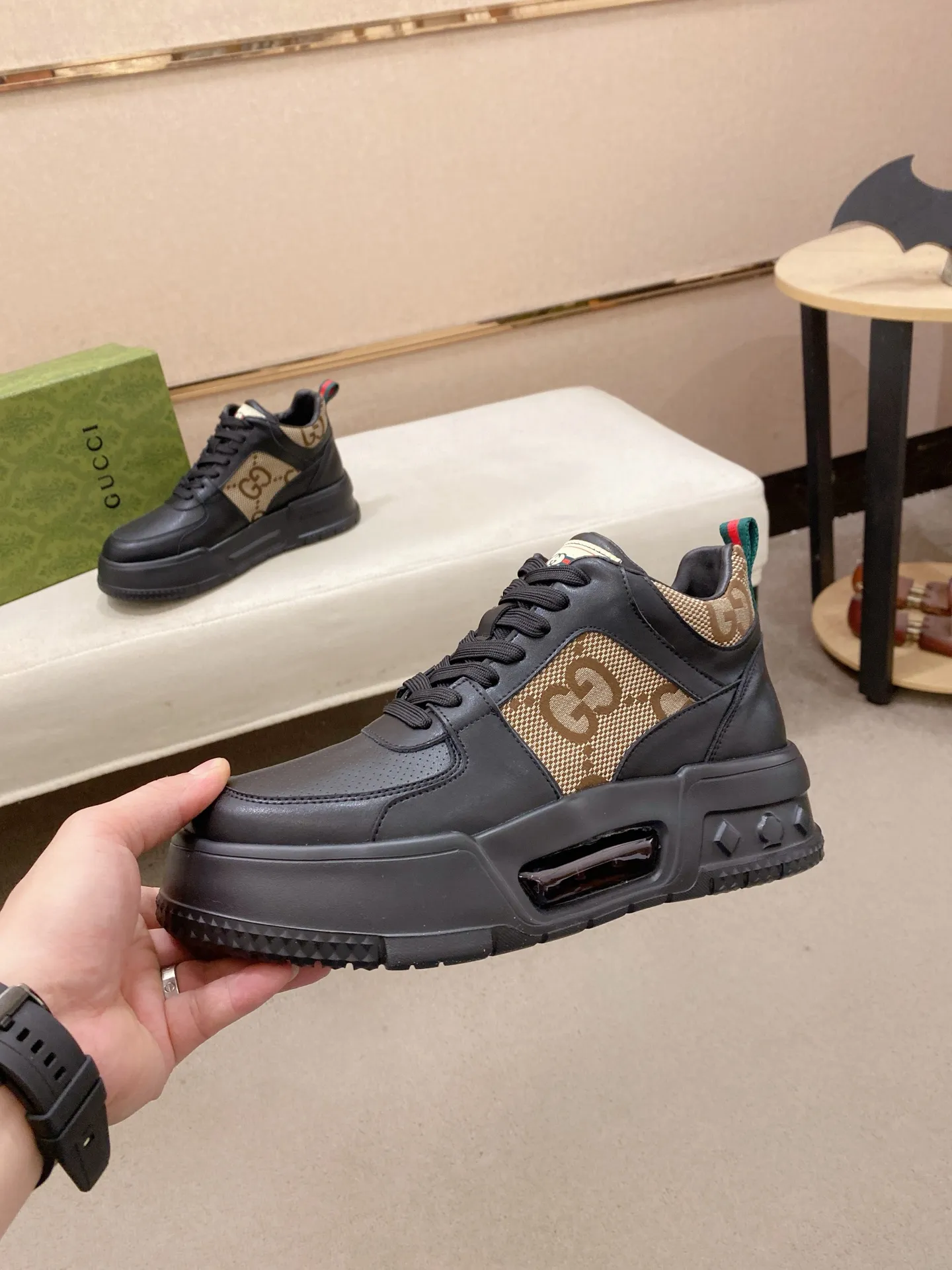 Factory price: 442💰 (GUCCI) The latest model from the official website🎁🎁Casual and fashionable men's shoes👟, hot style💥The style is simple and elegant, exclusive for trendy men. Unique official website's latest brand elements👑original Gucci decoration, fashionable and generous, the fabric is original cowhide ✅sheepskin lining, the official website specifies wear-resistant casual outsole, the classic model is taken in kind at the counter🎬38-44 (can be customized for 45 non-refundable)